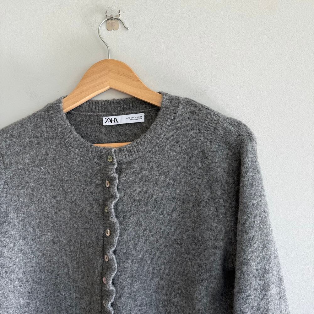 Zara Knit Button Front Crew Neck Ruffle Trim Cardigan Sweater Gray S - Picture 3 of 8